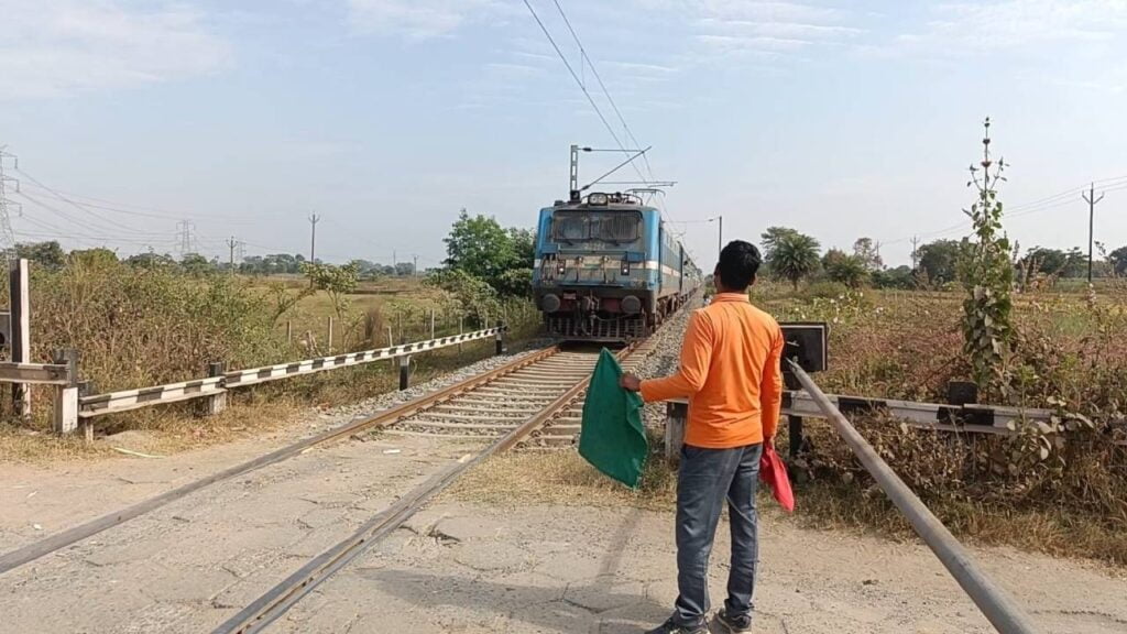 ट्रैन के ड्राइवर को ही ट्रैन रोक-कर करना पड़ता है फाटक बंद