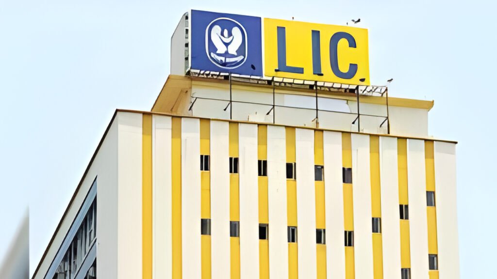 गिरिडीह के LIC कार्यालय में कर्मचारी ने किया प्रदर्शन