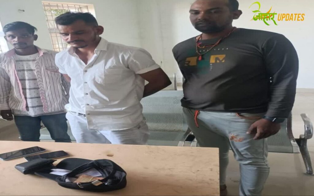 _पुलिस ने कहा कि अन्य लोगों को पकड़ने के लिए छापेमारी जारी है 