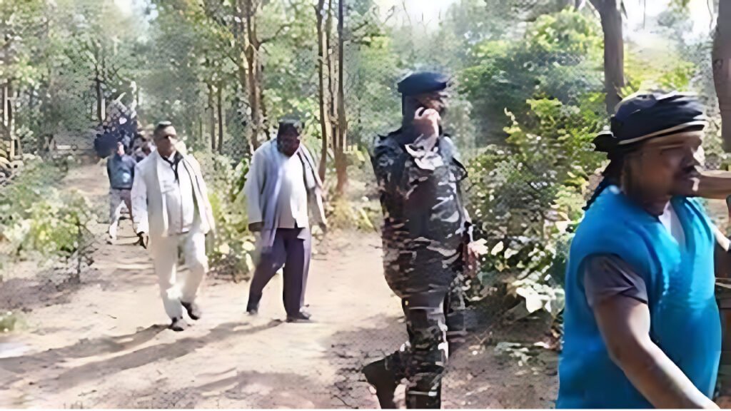 मुकेश दयाल सिंह पुलिस बल के साथ घटनास्थल पर पहुंचे