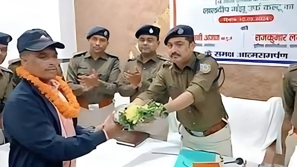 जोनल कमांडर ने पुलिस के सामने किया सरेंडर