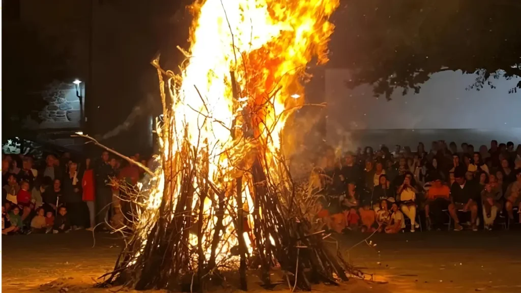 प्रह्लाद की कहानी होली अलाव या होलिका दहन पर आधारित है