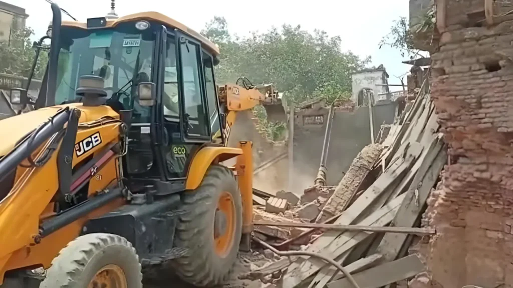 ग्रामीणों ने बताया की उनके घरो को बिना किसी सुचना के तोड़ा जा रहा है